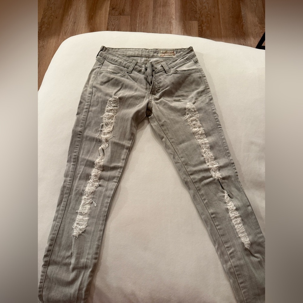 Distressed grey skinny jeans with heart details #grungevibes